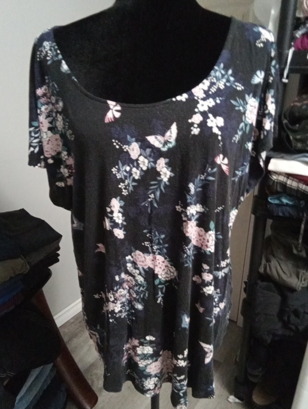 5/$20**Kismit XL Black With Pink Floral Sleeveless Tunic Top